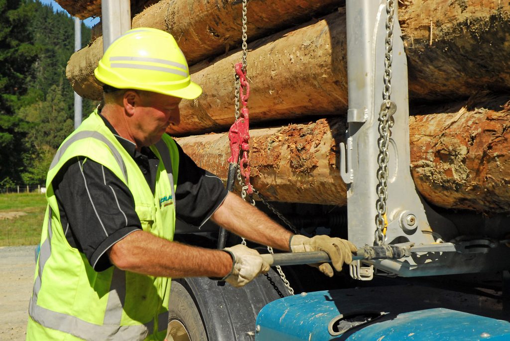 Duncan Borlase tightens a log load using the horizontal twitch and Borlase Bellcrank system
